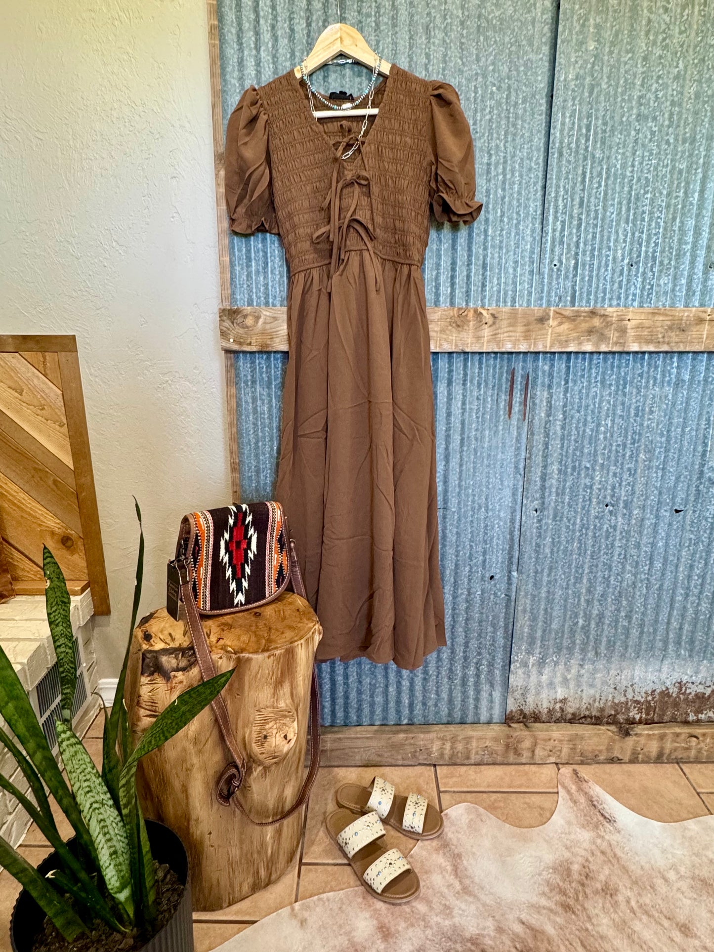 V NECK FRONT TIE SMOCKED PUFF SLEEVE MIDI DRESS: BROWN
