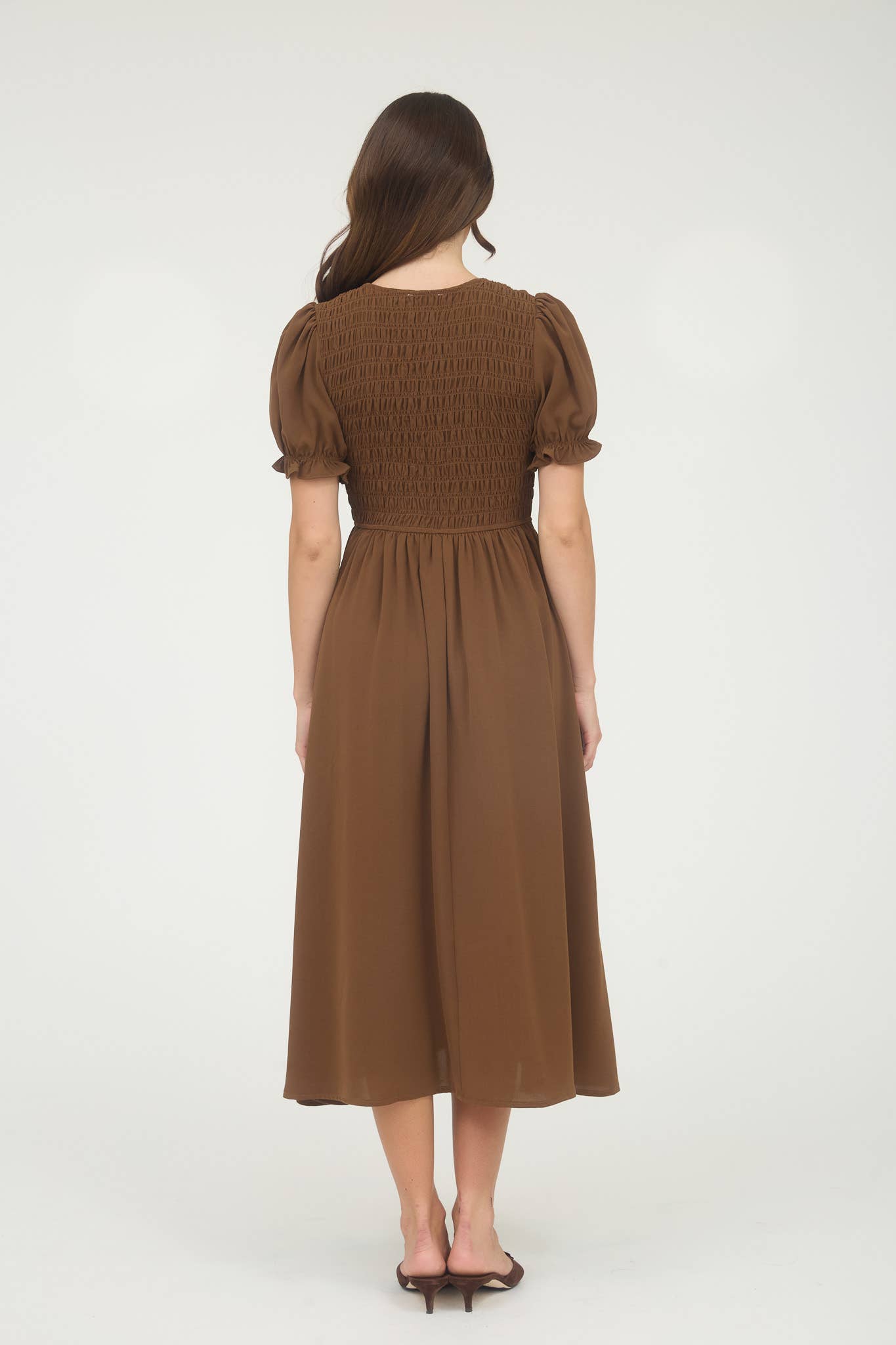 V NECK FRONT TIE SMOCKED PUFF SLEEVE MIDI DRESS: BROWN